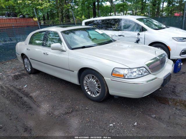  Salvage Lincoln Towncar