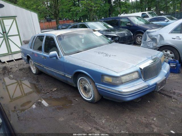  Salvage Lincoln Towncar