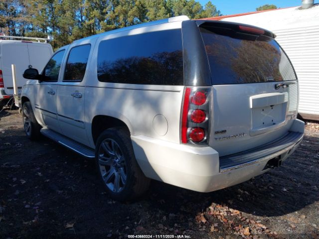 GMC Yukon Denali Image 4