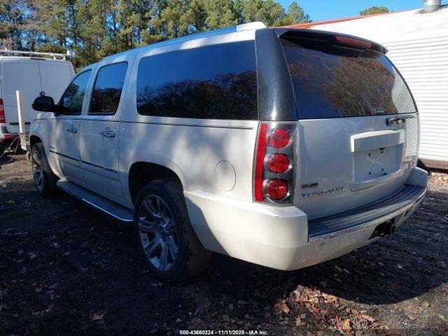 GMC Yukon Denali Image 4