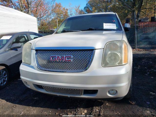 GMC Yukon Denali Image 10