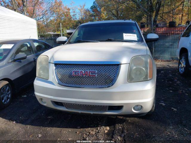 GMC Yukon Denali Image 11