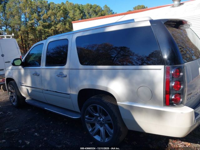 GMC Yukon Denali Image 13