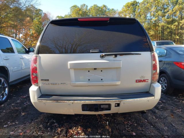 GMC Yukon Denali Image 14