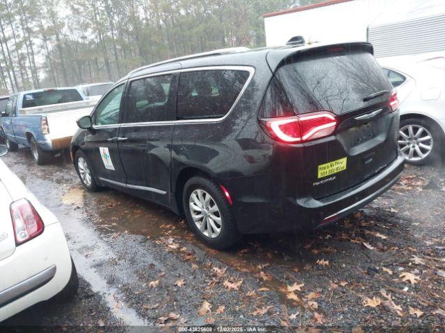 Chrysler Pacifica Touring L Image 3