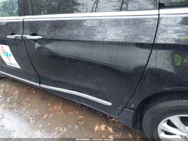 Chrysler Pacifica Touring L Image 4