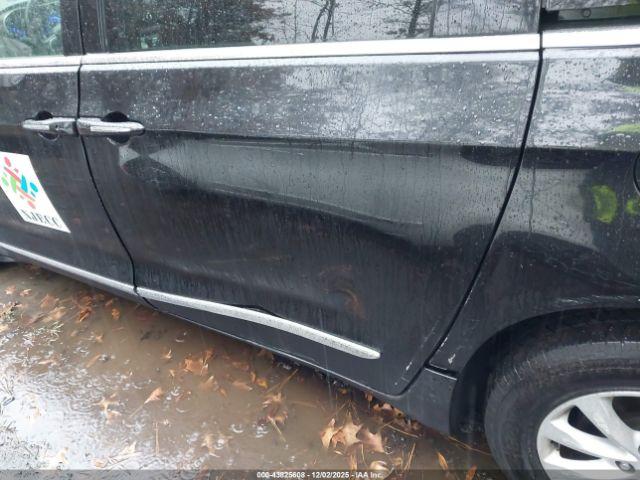 Chrysler Pacifica Touring L Image 4