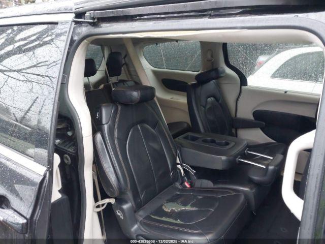 Chrysler Pacifica Touring L Image 7