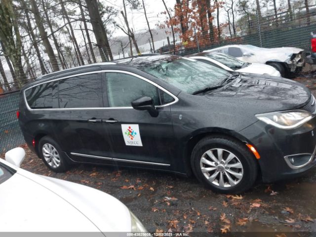 Chrysler Pacifica Touring L Image 11