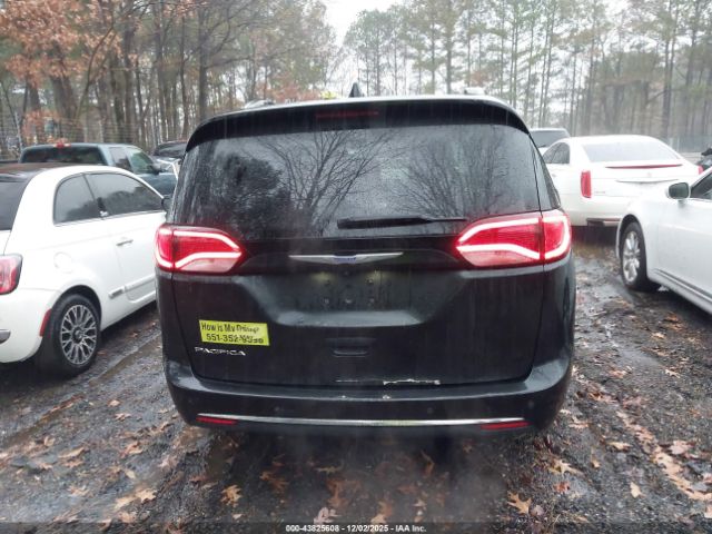 Chrysler Pacifica Touring L Image 2