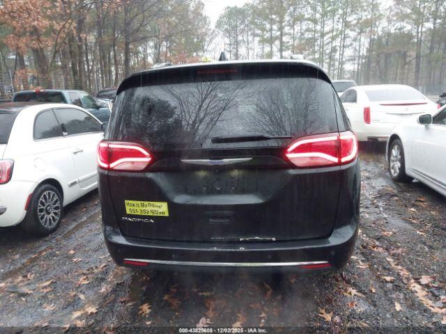 Chrysler Pacifica Touring L Image 2