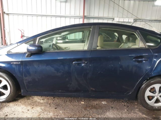 Toyota Prius Four Image 9