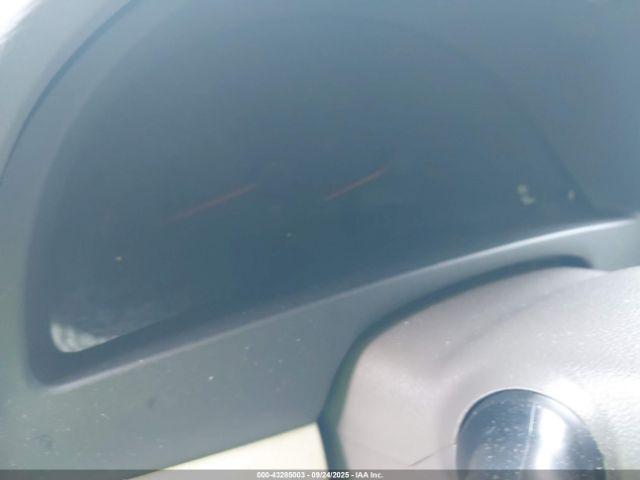 Toyota Camry Le Image 9