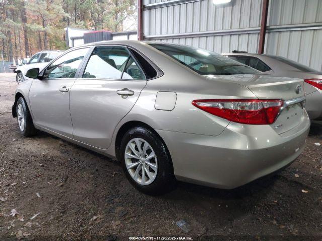 Toyota Camry Le Image 10