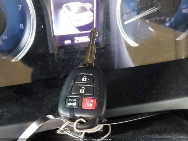 Toyota Camry Le Image 5