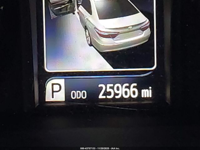 Toyota Camry Le Image 16