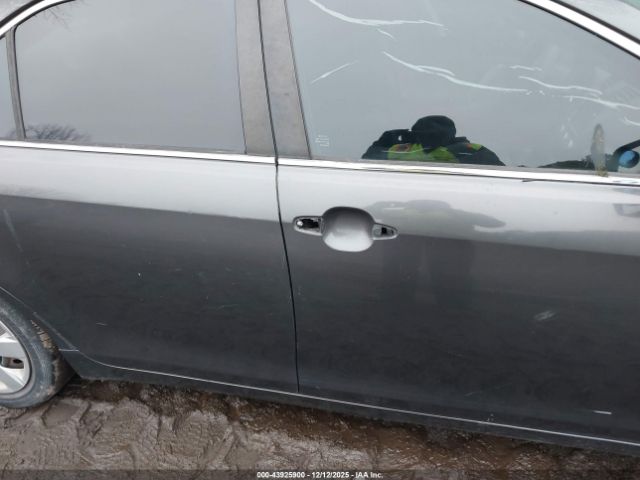 Toyota Camry Le Image 11