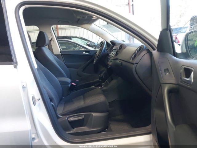 Volkswagen Tiguan S Image 16