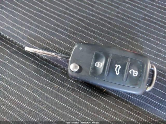 Volkswagen Tiguan S Image 11