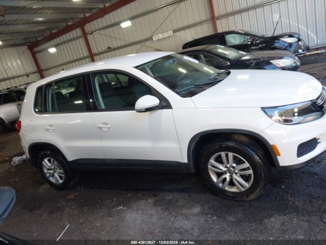 Volkswagen Tiguan S Image 10