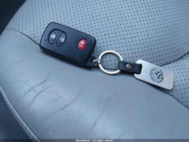 Toyota RAV4 Limited V6 Image 6