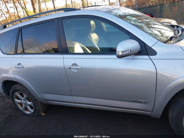 Toyota RAV4 Limited V6 Image 11