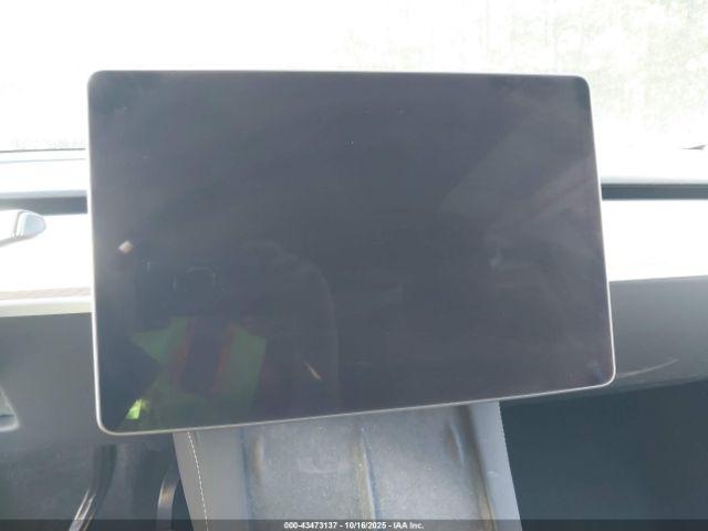 Tesla Model Y Image 16