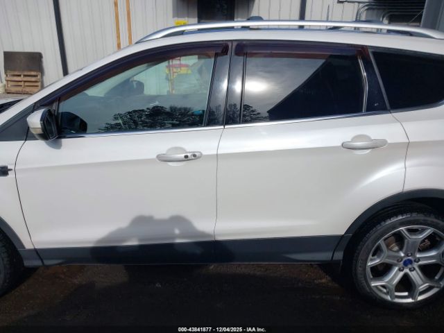 Ford Escape Titanium Image 16