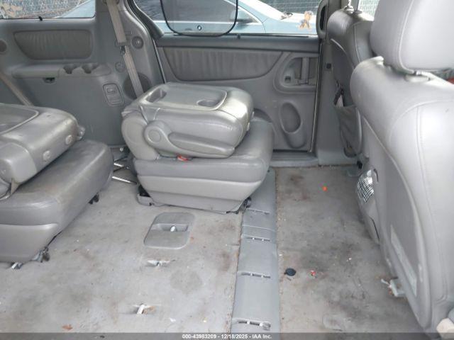 Toyota Sienna Xle Limited Image 9