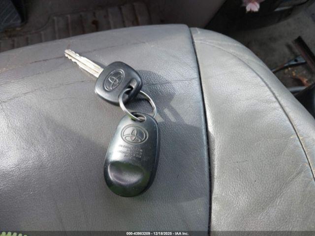 Toyota Sienna Xle Limited Image 2