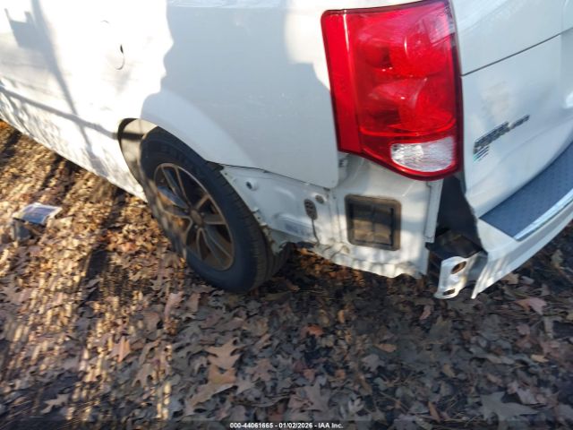 Dodge Grand Caravan Image 3