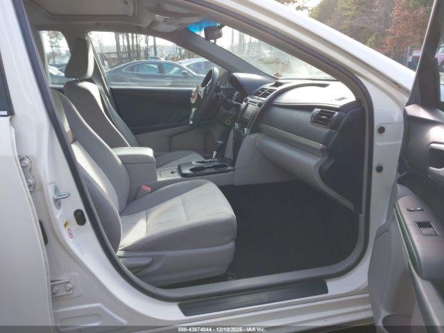 Toyota Camry Le Image 5