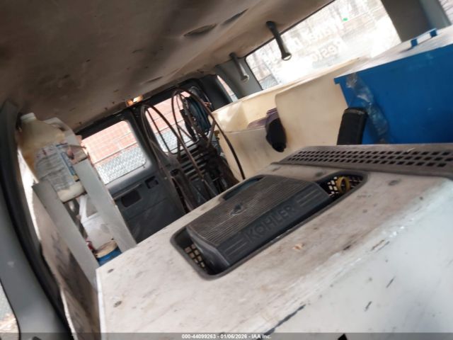 Ford Econoline E350 Super Duty Image 3