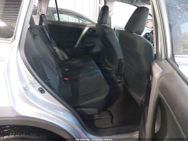 Toyota RAV4 Le Image 6