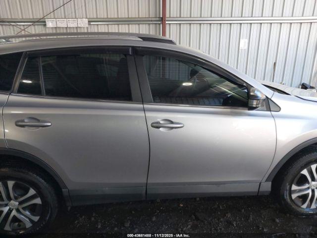 Toyota RAV4 Le Image 9