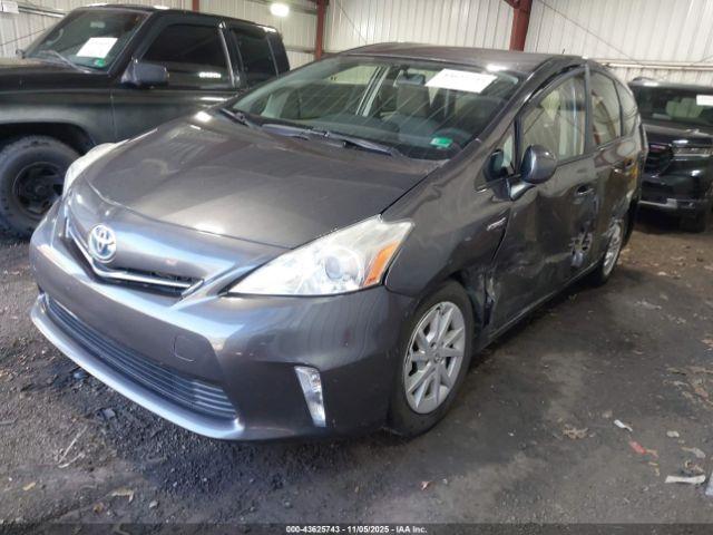 Toyota Prius v Two Image 3