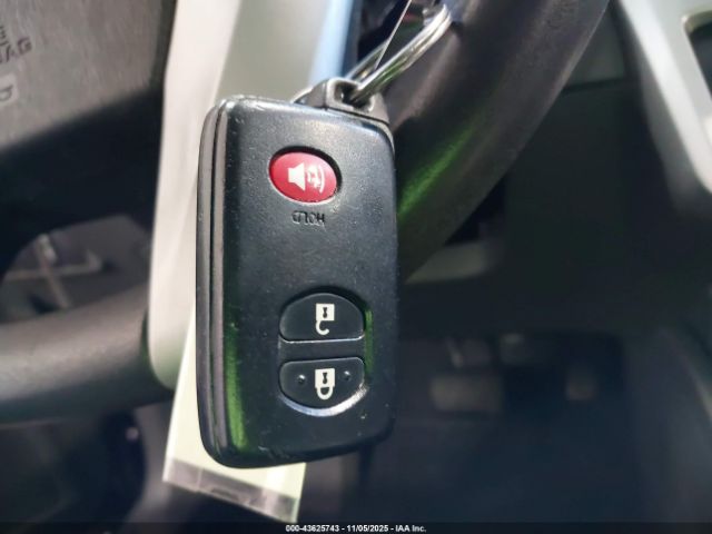 Toyota Prius v Two Image 11