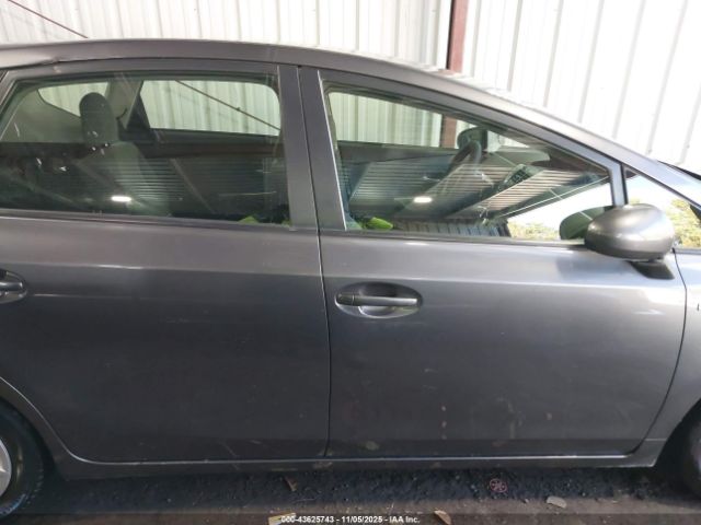 Toyota Prius v Two Image 2