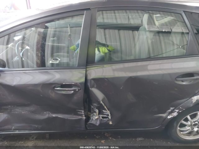 Toyota Prius v Two Image 12