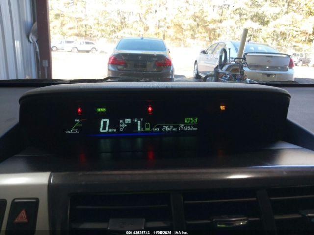 Toyota Prius v Two Image 13