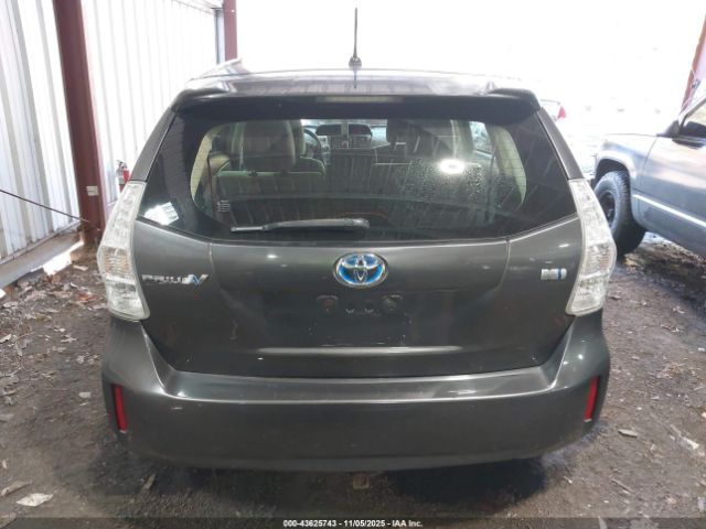 Toyota Prius v Two Image 15