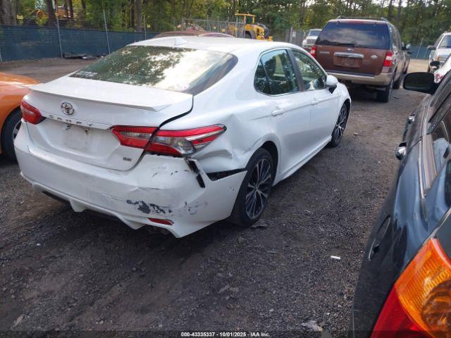 Toyota Camry Se Image 16