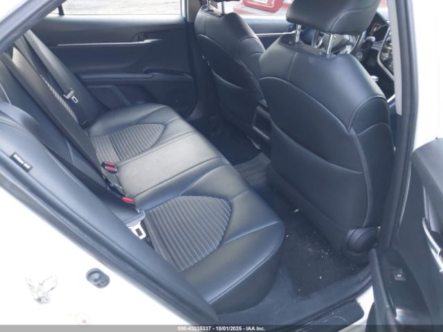 Toyota Camry Se Image 11