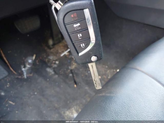 Toyota Camry Se Image 12