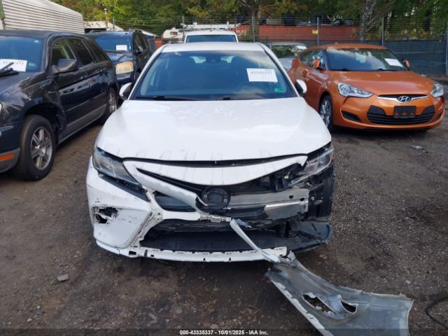 Toyota Camry Se Image 10