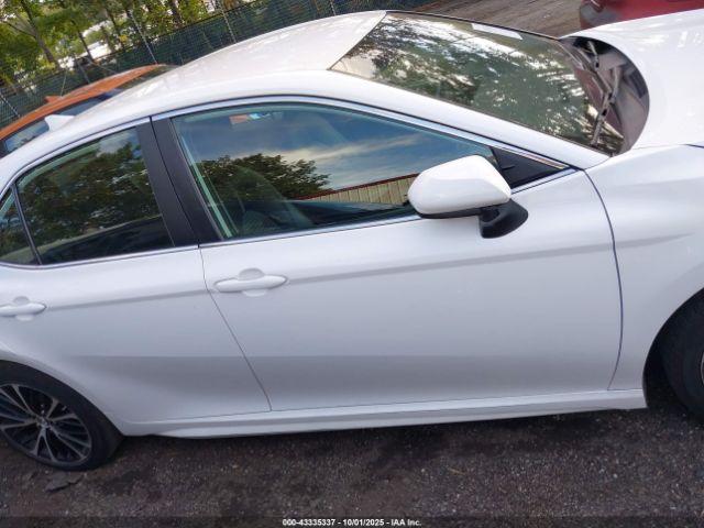 Toyota Camry Se Image 8