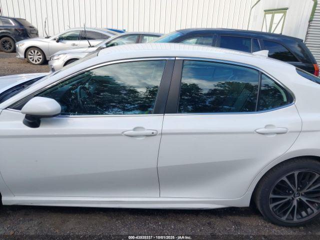 Toyota Camry Se Image 7