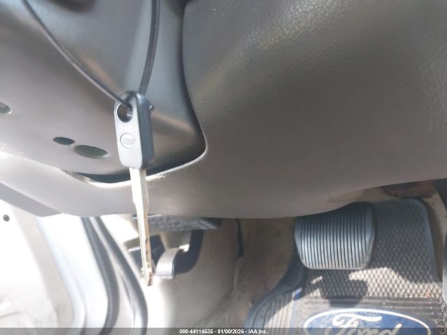 Ford Crown Victoria Image 7