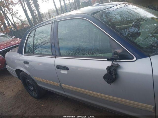 Ford Crown Victoria Image 9